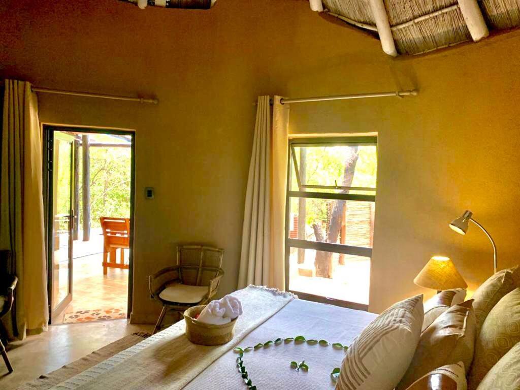 Ikhaya Lamadube Game Lodge Klipdrift Exteriör bild